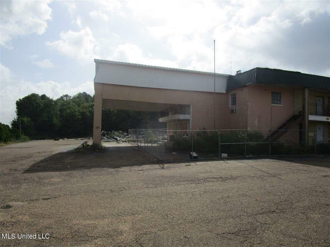 Property Photo:  1065 I-20 Frontage Road  MS 39204 