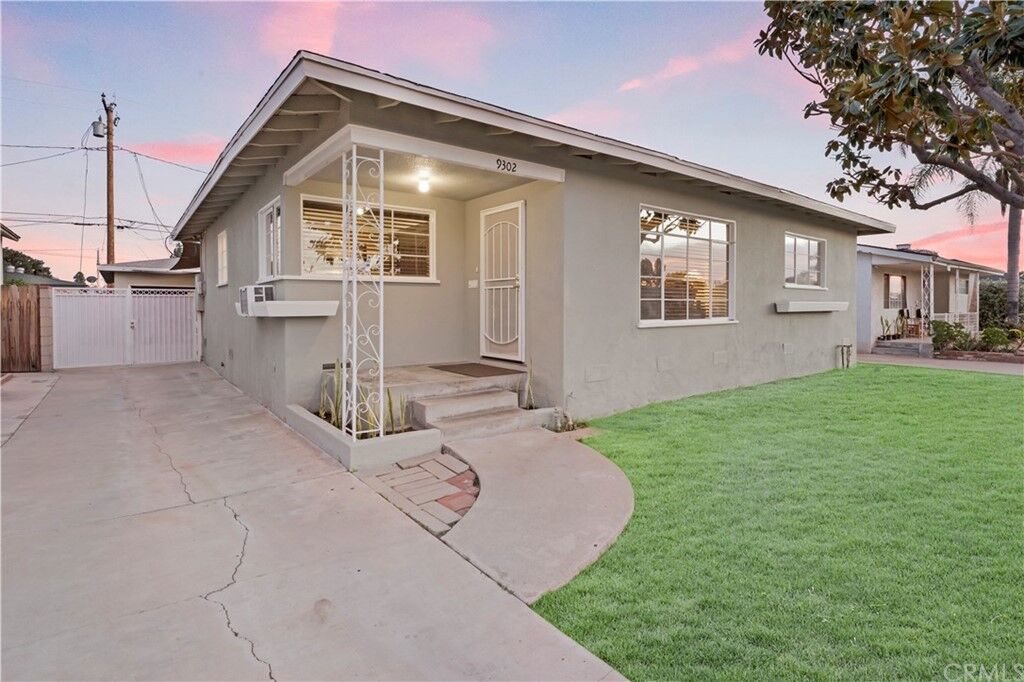 Property Photo:  9302 Maryknoll Avenue  CA 90605 
