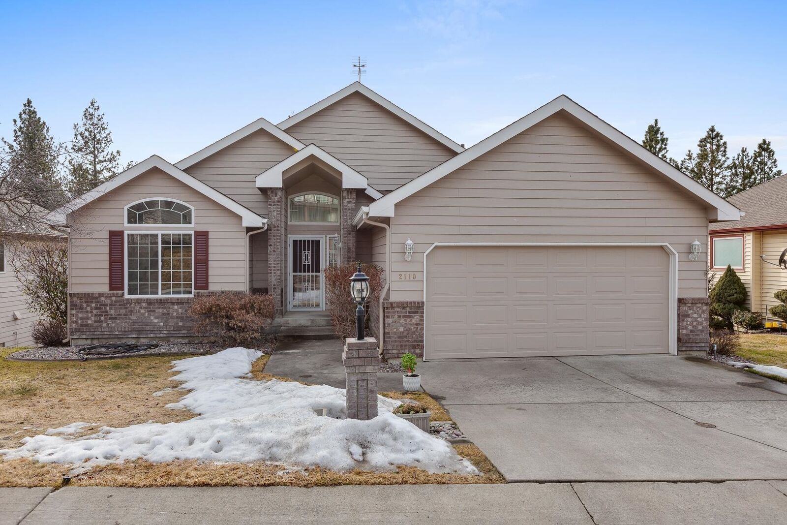 Property Photo: 2110 E Dunbar Ln WA 99223