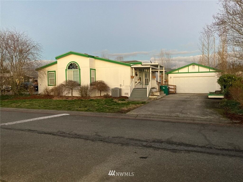 Property Photo:  1100  Poplar Avenue  WA 98022 
