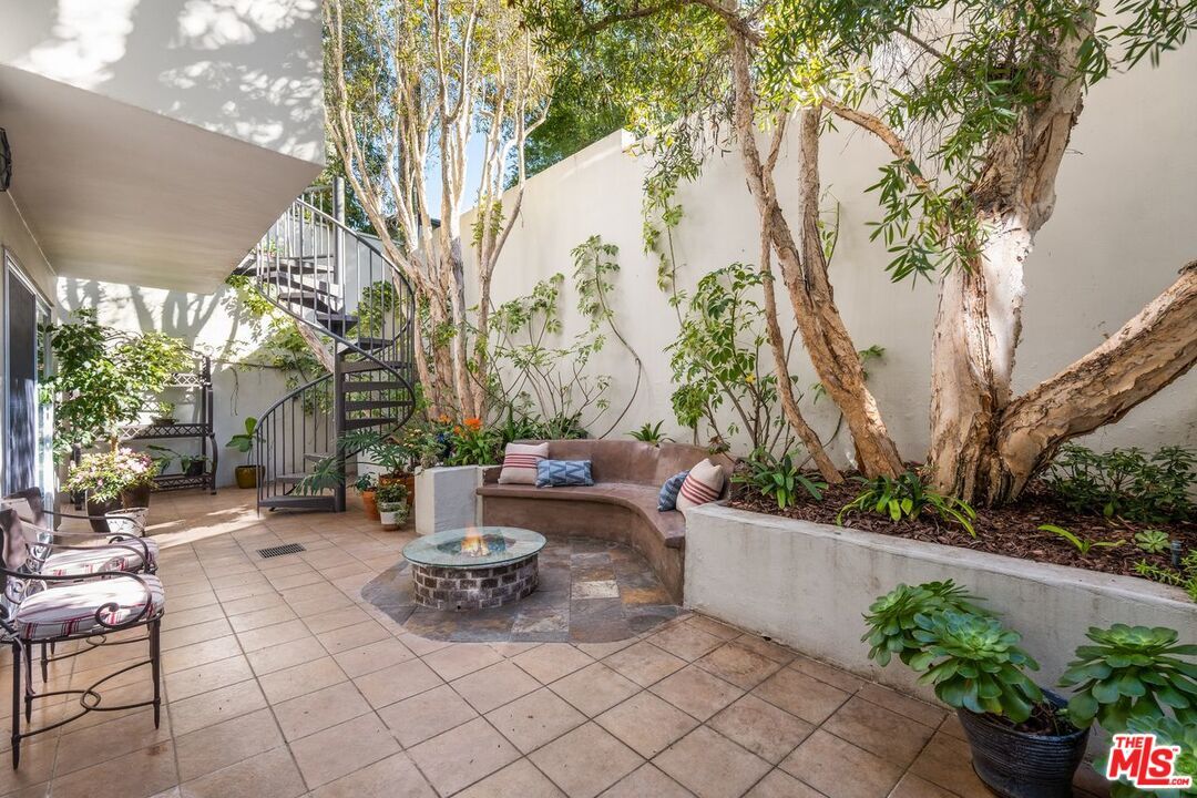 Property Photo:  16040  W Sunset Blvd 208  CA 90272 