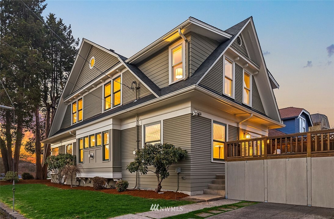 Property Photo: 1702 1st Avenue N WA 98109