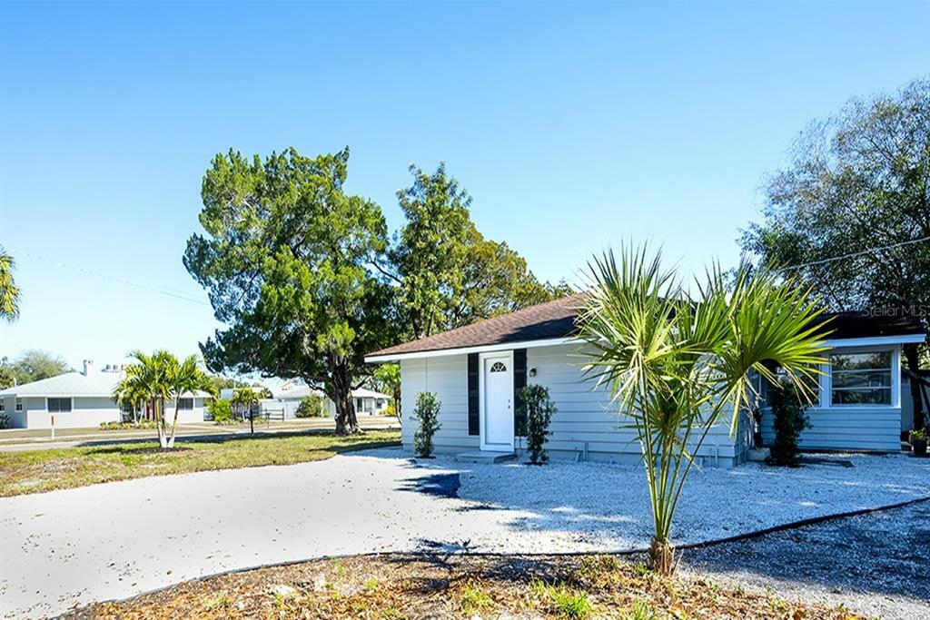 Property Photo:  2704 Ringling Boulevard  FL 34237 