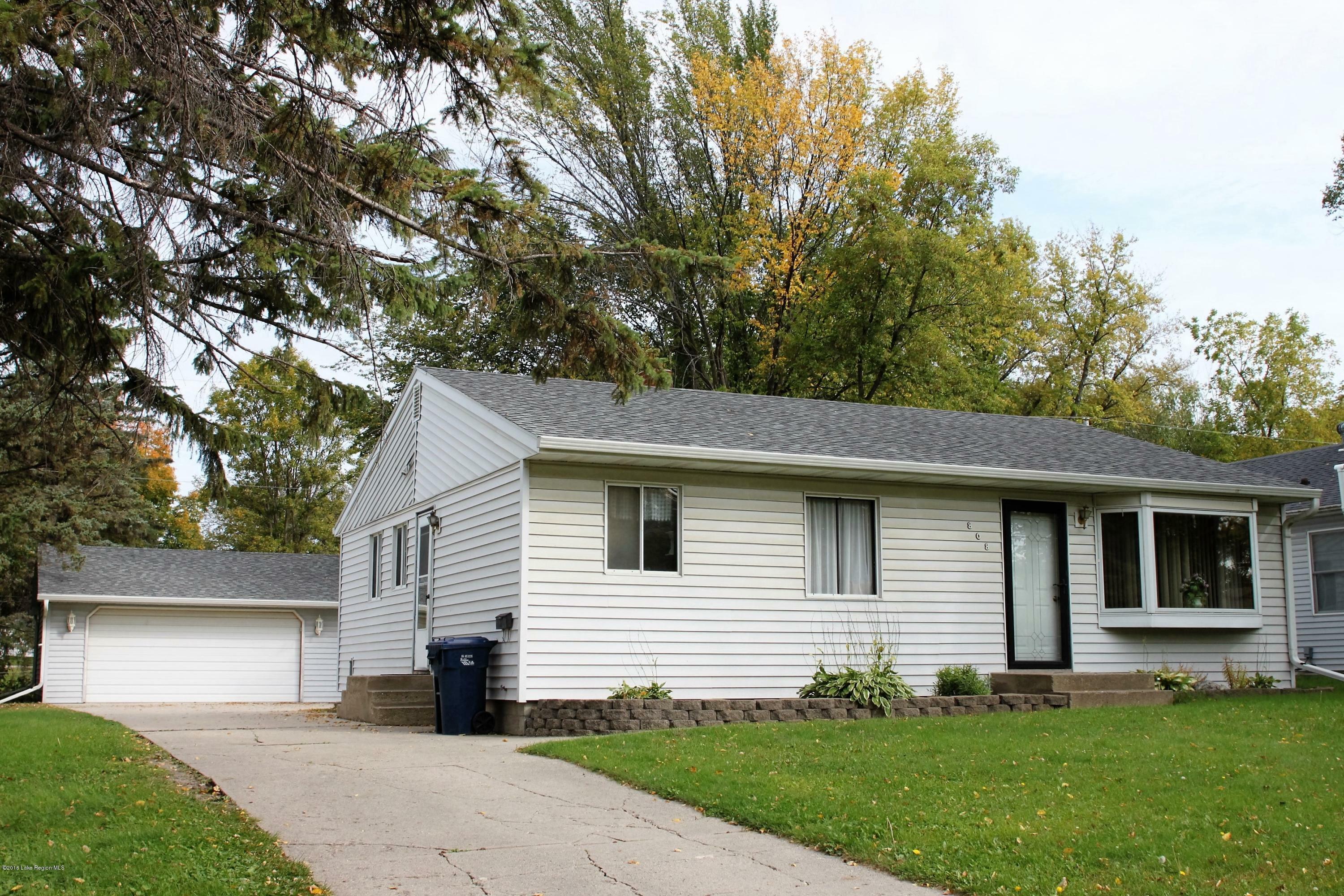 Property Photo:  808 W Maple Avenue  MN 56537 