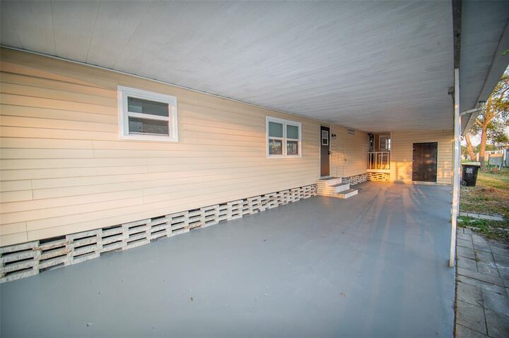 Property Photo:  516 Lazy Lake Drive W  FL 33801 