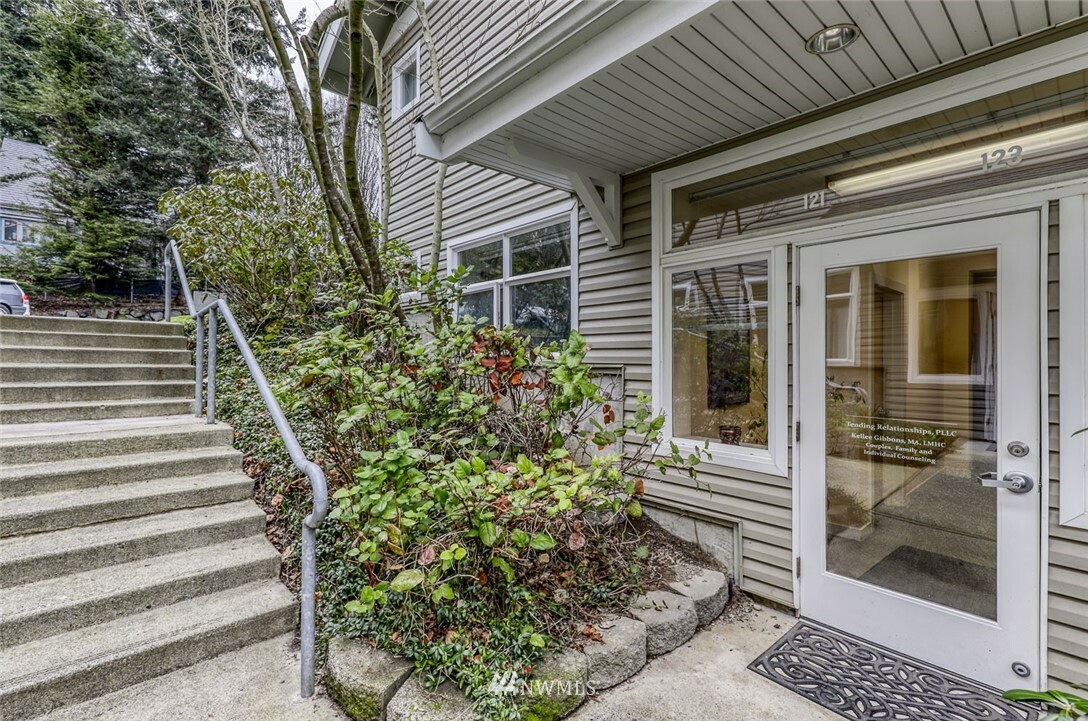 Property Photo:  793 Ericksen Avenue 123  WA 98110 