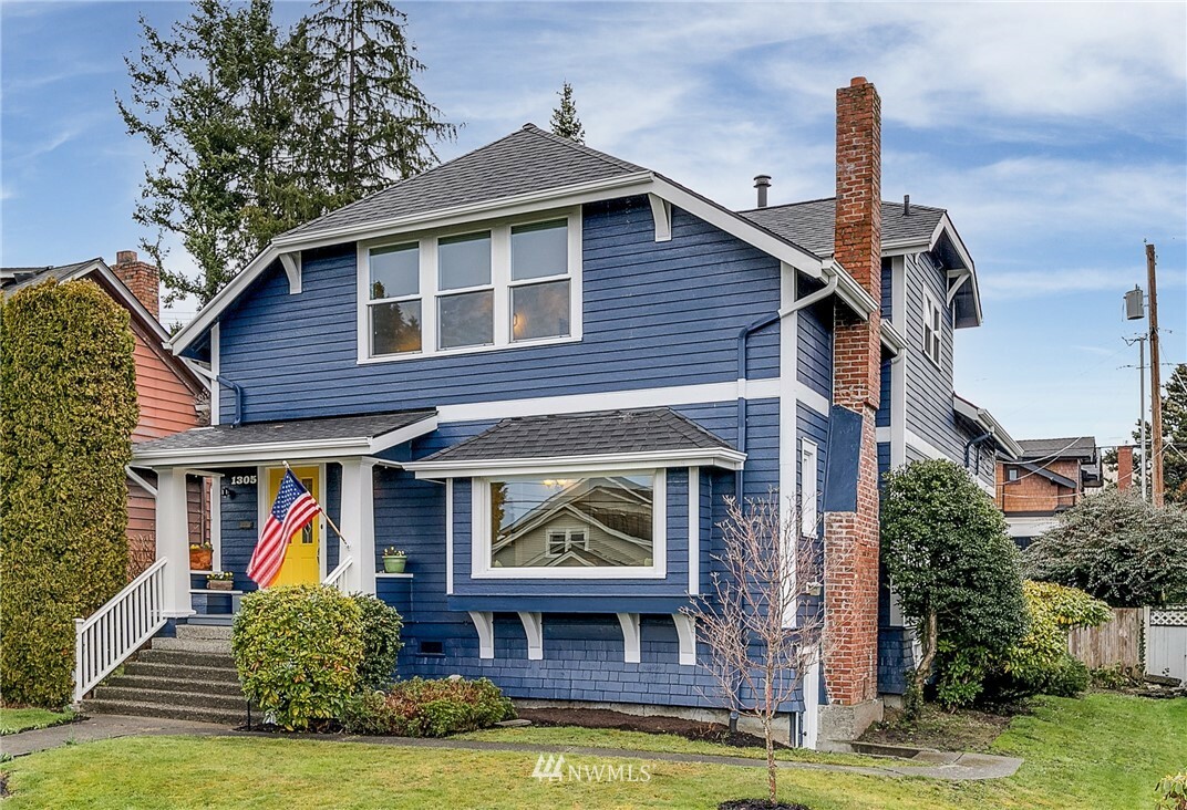 Property Photo:  1305 Grand Avenue  WA 98201 