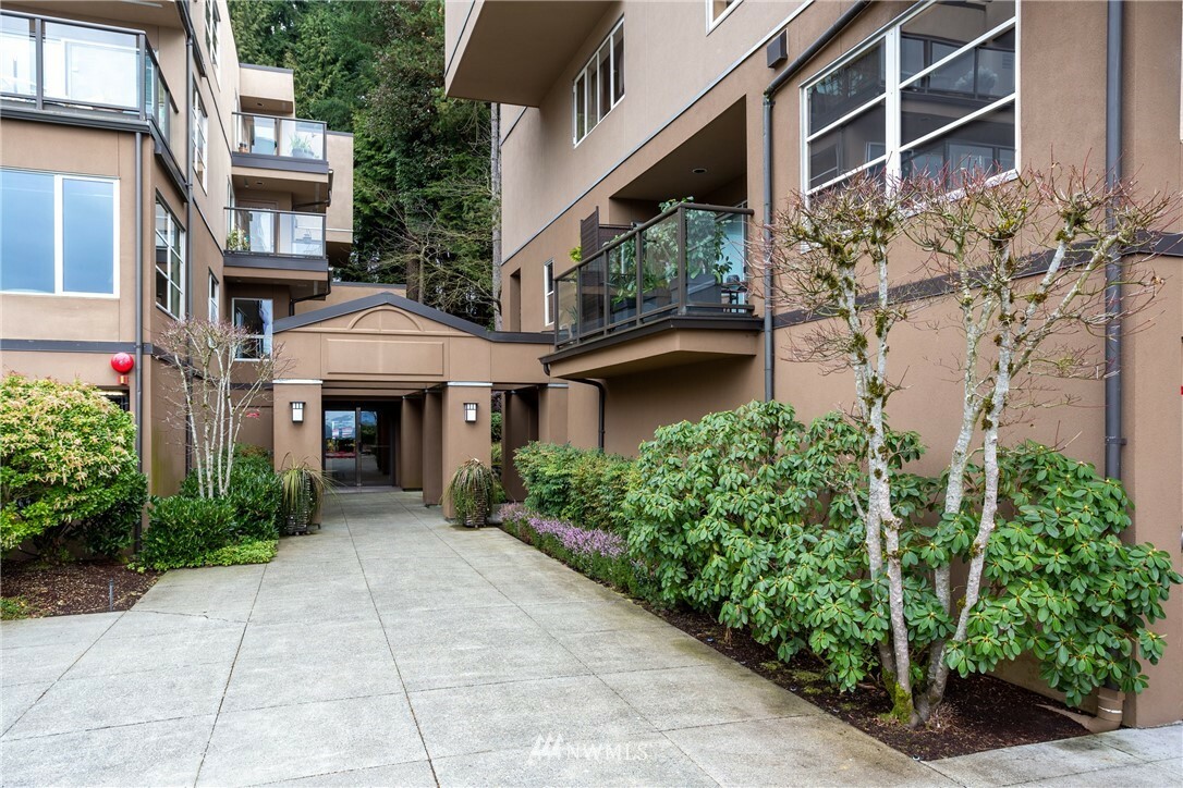 Property Photo:  11110 NE 41st Drive 43  WA 98033 