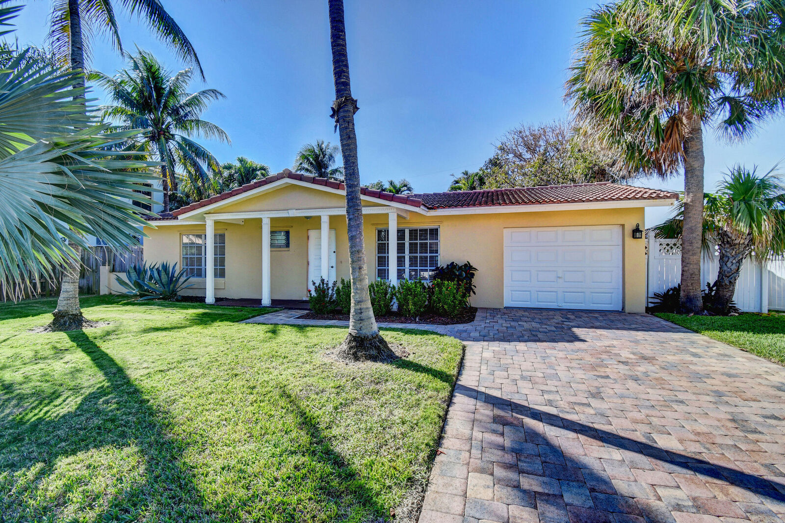 Property Photo: 561 NE Wavecrest Way FL 33432