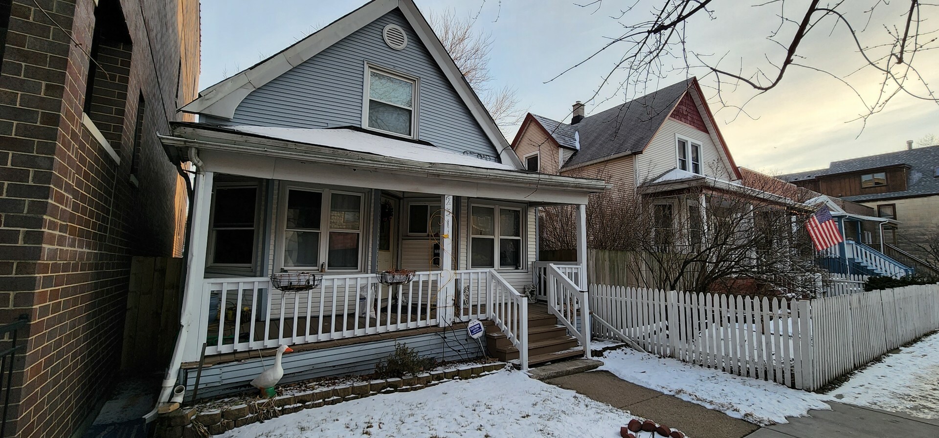 Property Photo: 2311 W Foster Avenue IL 60625