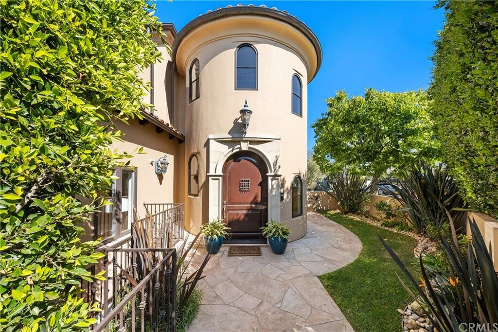 Property Photo:  300 N Dianthus Street  CA 90266 