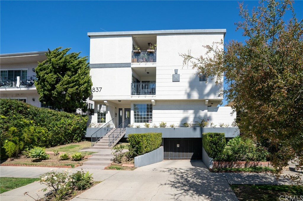 Property Photo:  837 Lincoln Boulevard 6  CA 90403 