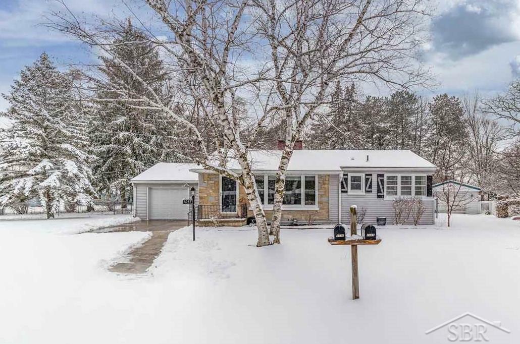 Property Photo:  1015 Glenmeadow  MI 48638 