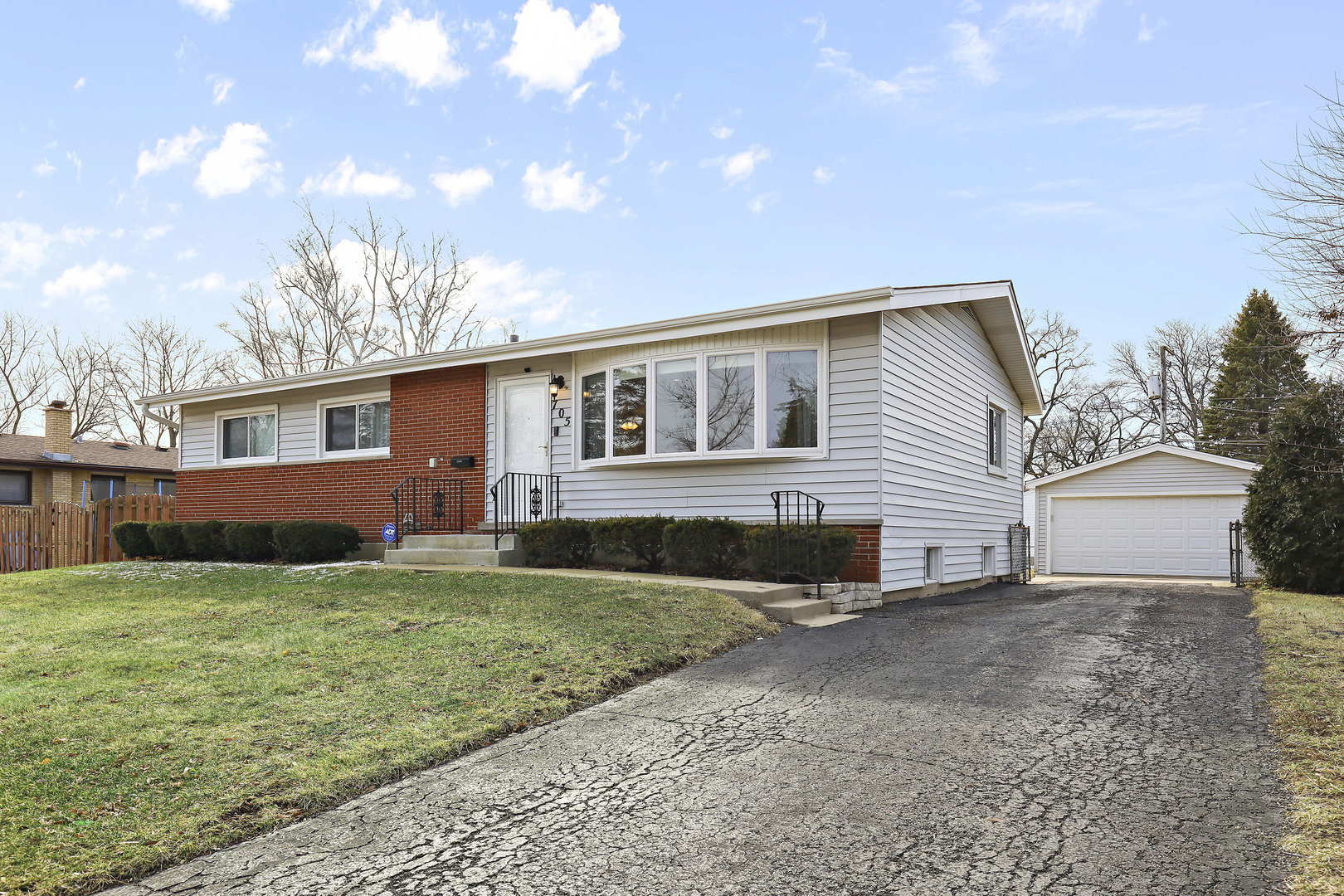 Property Photo:  705 E Dogwood Lane  IL 60056 