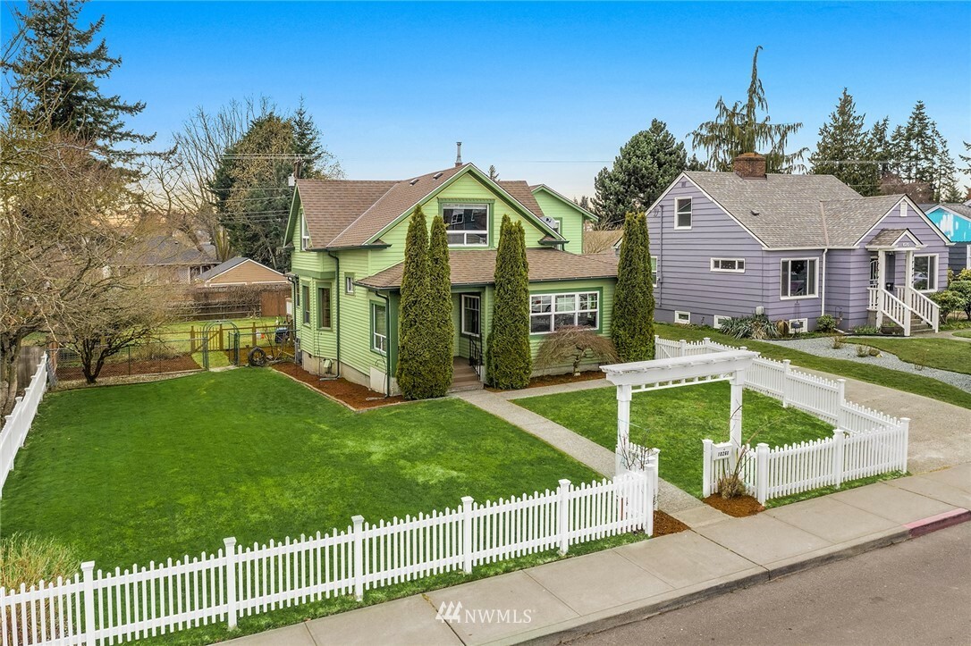 Property Photo:  1026 Lombard Avenue  WA 98201 