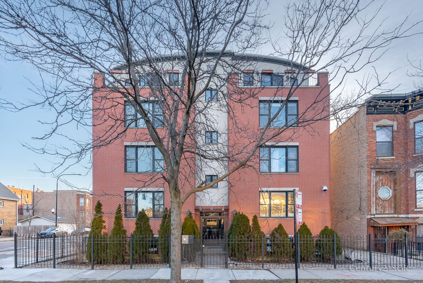 Property Photo: 301 S Leavitt Street 3S IL 60612
