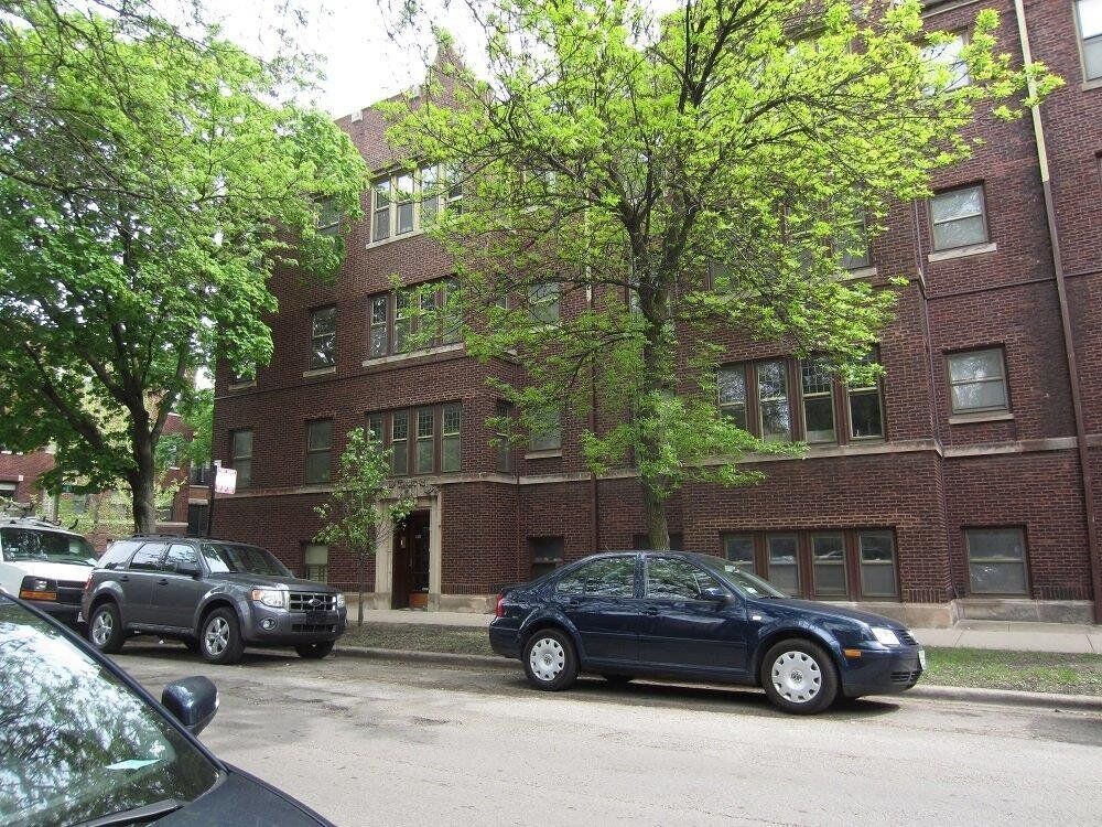 Property Photo: 1301 W Roscoe Street 3 IL 60657