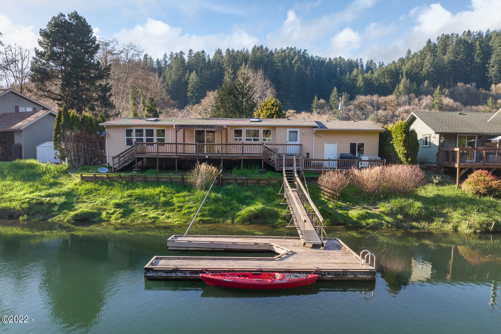 Property Photo: 451 E Evans Drive OR 97390