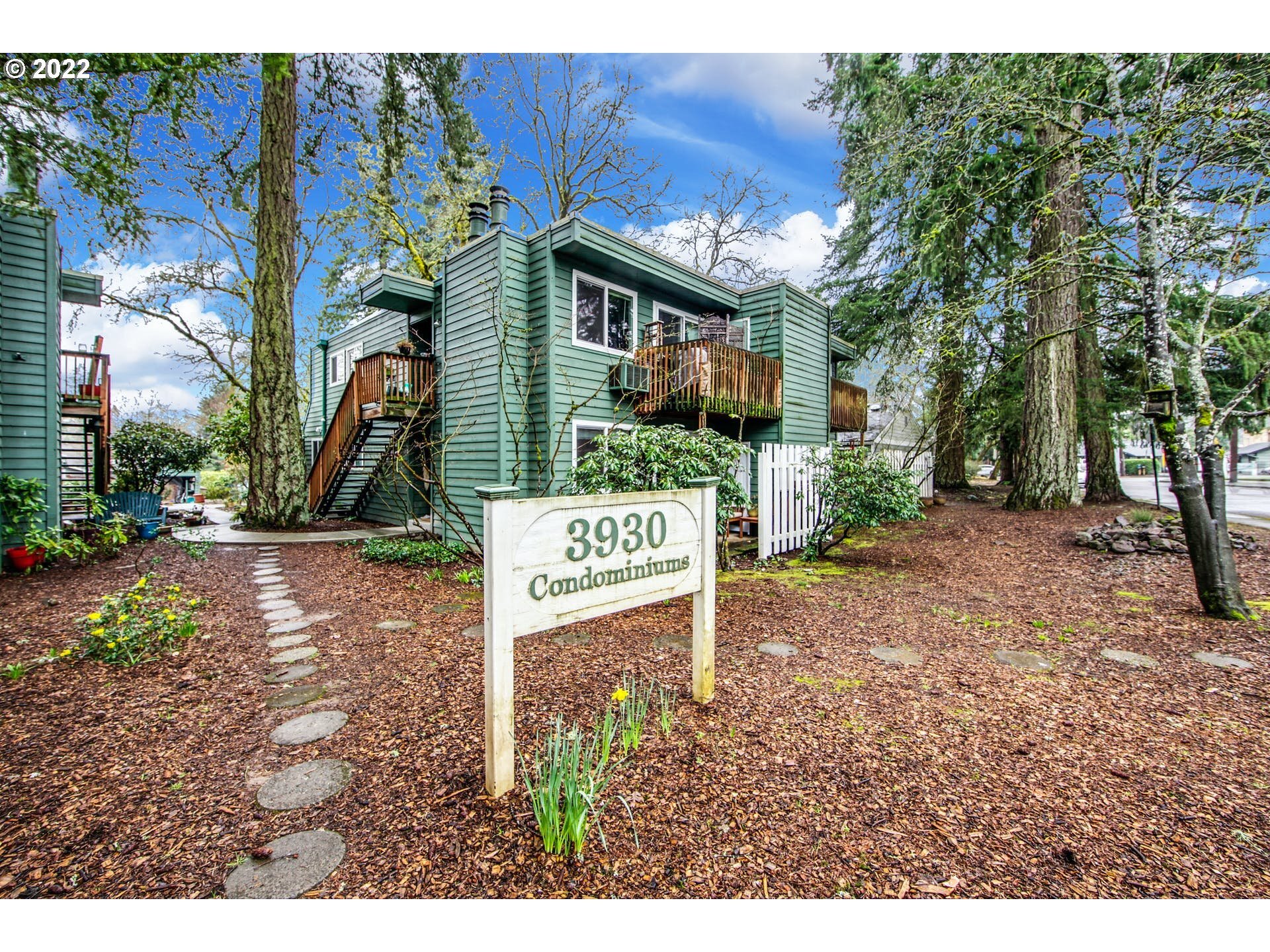 Property Photo: 3930 Lake Grove Ave 2A OR 97035