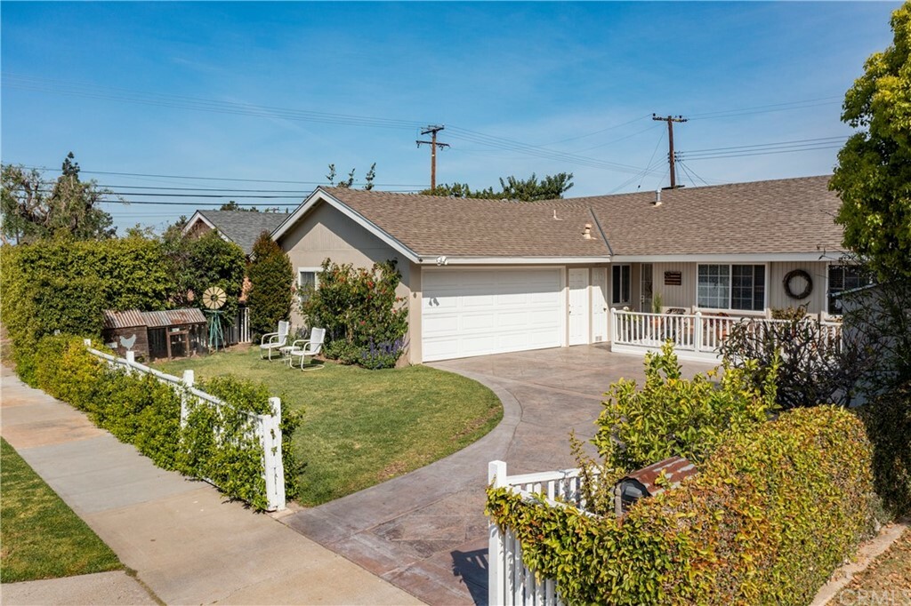 Property Photo:  2515 E Jacaranda Avenue  CA 92867 