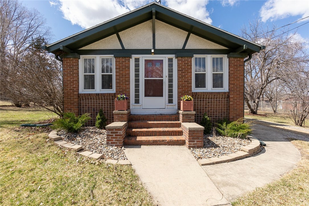 Property Photo:  2500 Westover Boulevard  IA 50322 