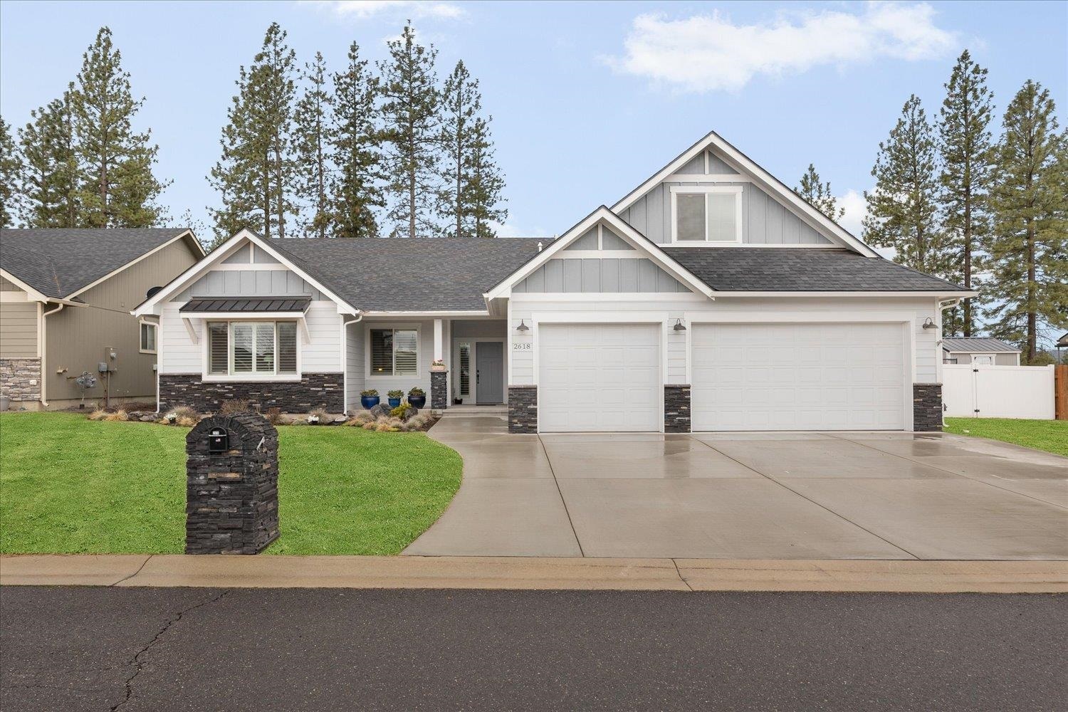 Property Photo:  2618 E E Pineglen Ave  WA 99021 