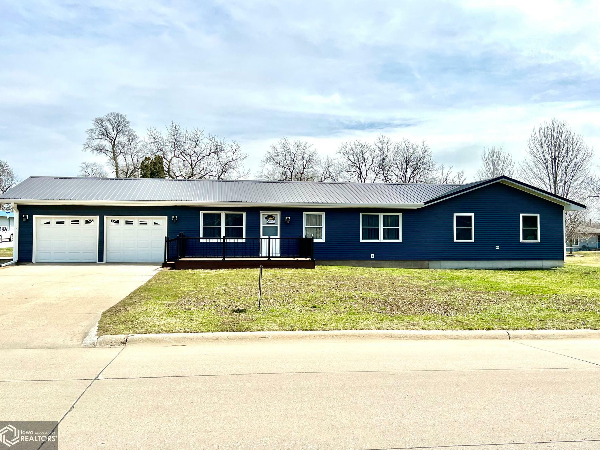 Property Photo:  2013 14th Avenue  IA 50627-1121 