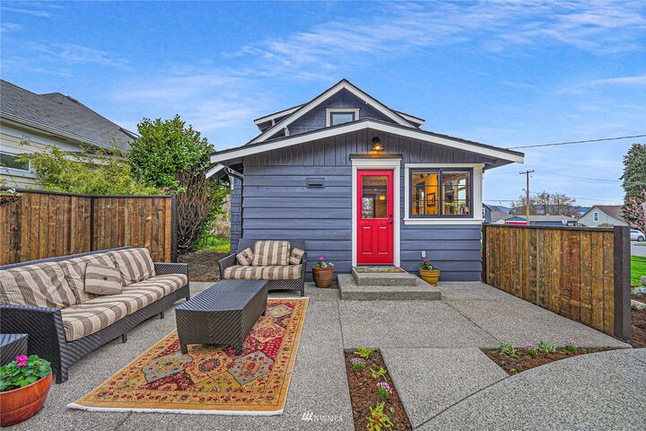 Property Photo:  1403 11th Street  WA 98221 