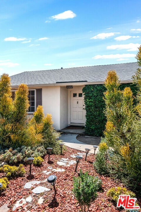 Property Photo:  10402 Tiara Street  CA 91601 