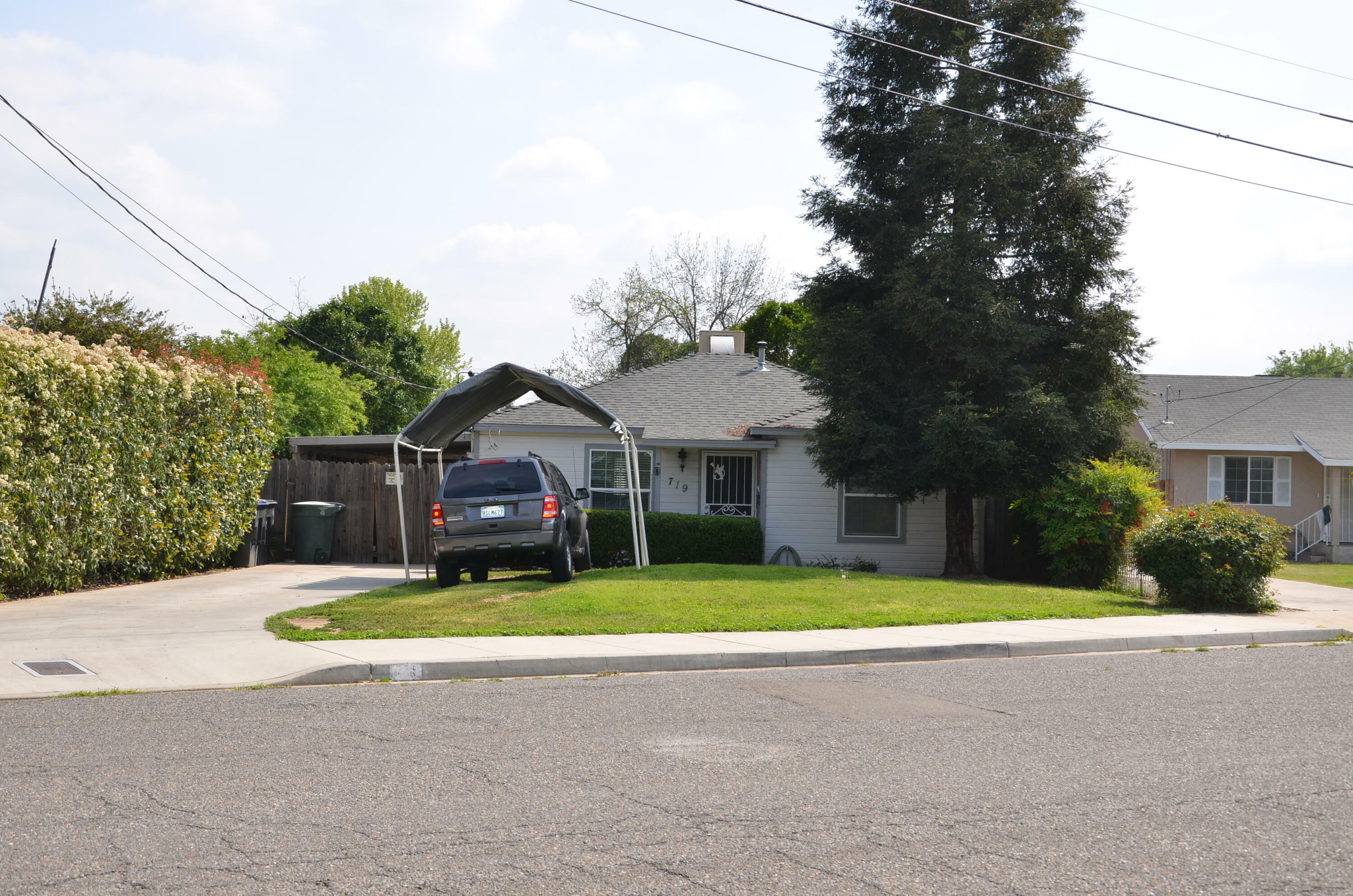 Property Photo:  719 E Laurel Avenue  CA 93292 