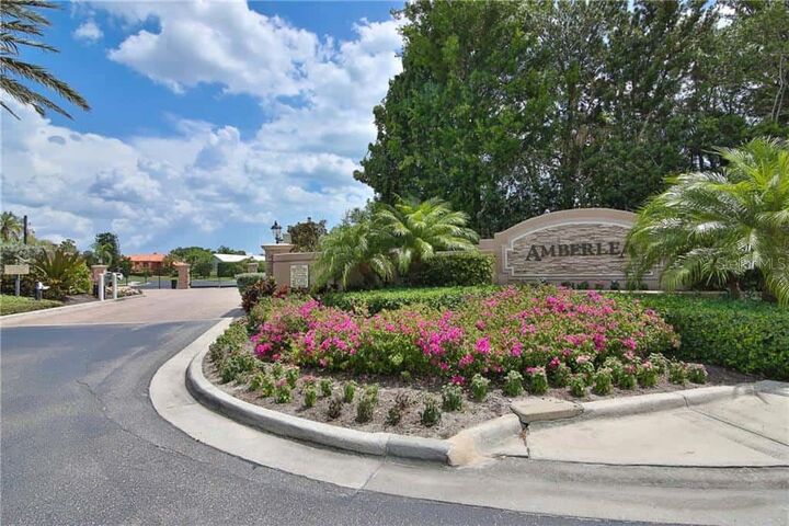 Property Photo:  4939 Fallcrest Circle  FL 34233 