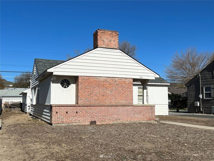 Property Photo:  235 C Street SW  WA 98823 