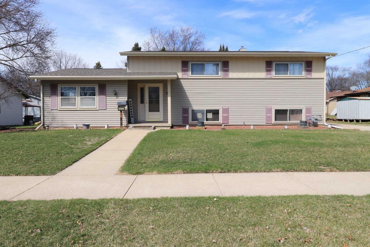 Property Photo:  913 Hawthorne Ave  WI 53545 