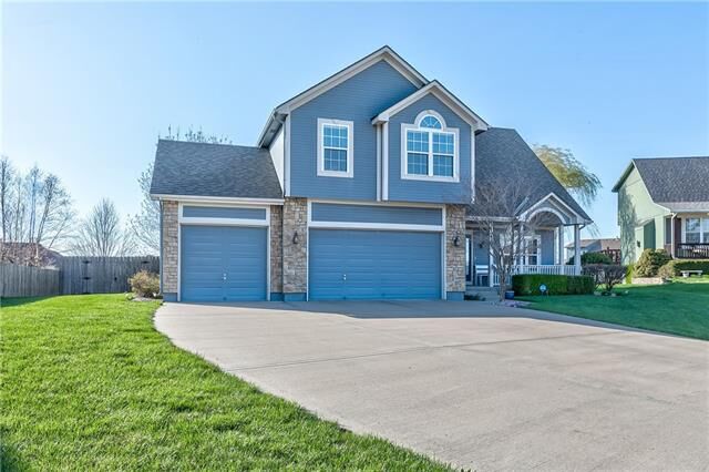 Property Photo: 928 Hedge Apple Place MO 64083