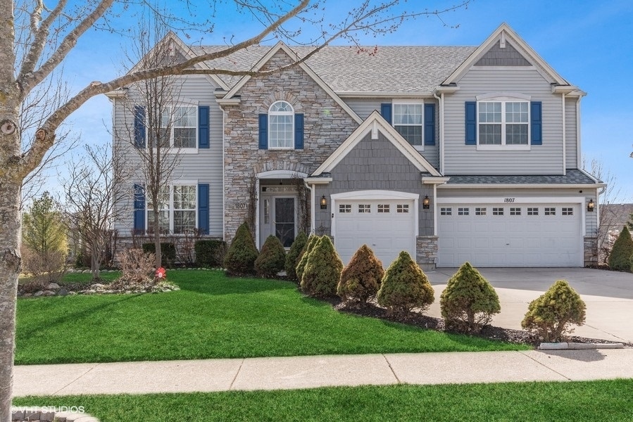 Property Photo:  1807 Apple Valley Drive  IL 60084 