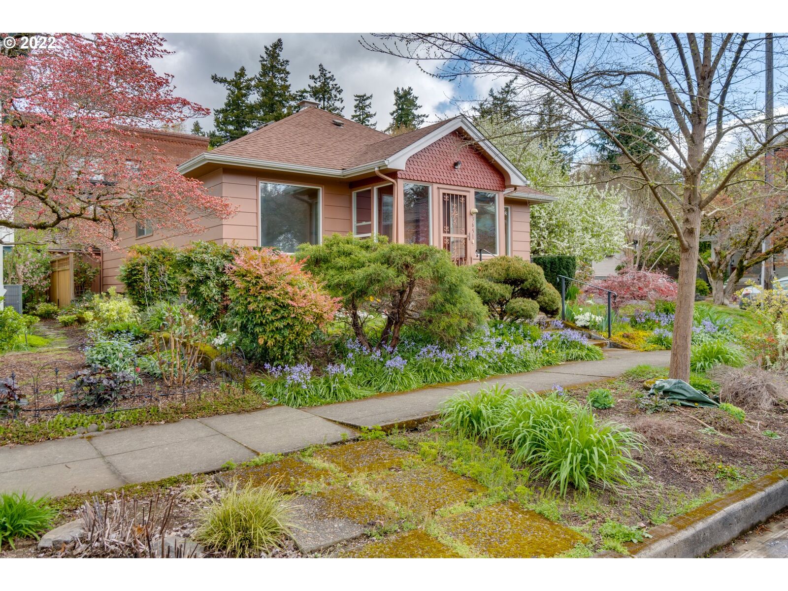 Property Photo:  3651 SE Washington St  OR 97214 