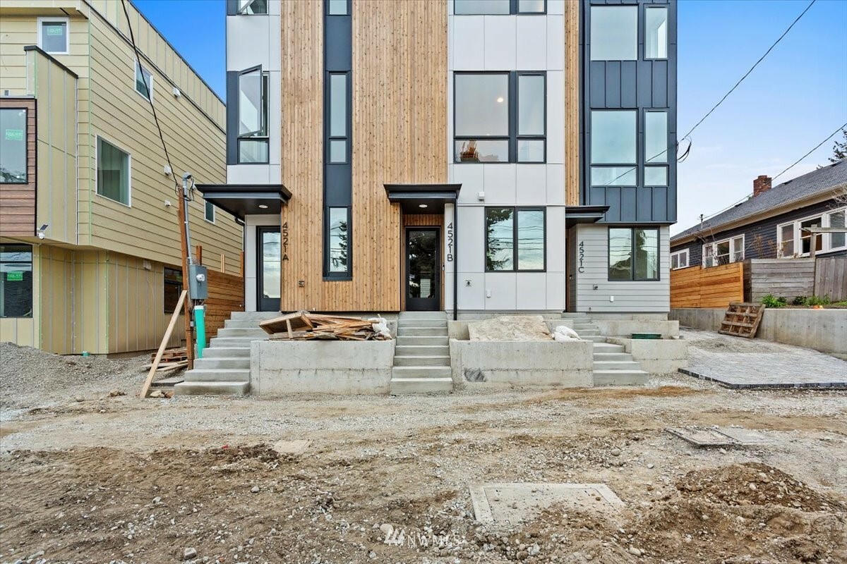 Property Photo: 4519 Sunnyside Avenue N B WA 98103
