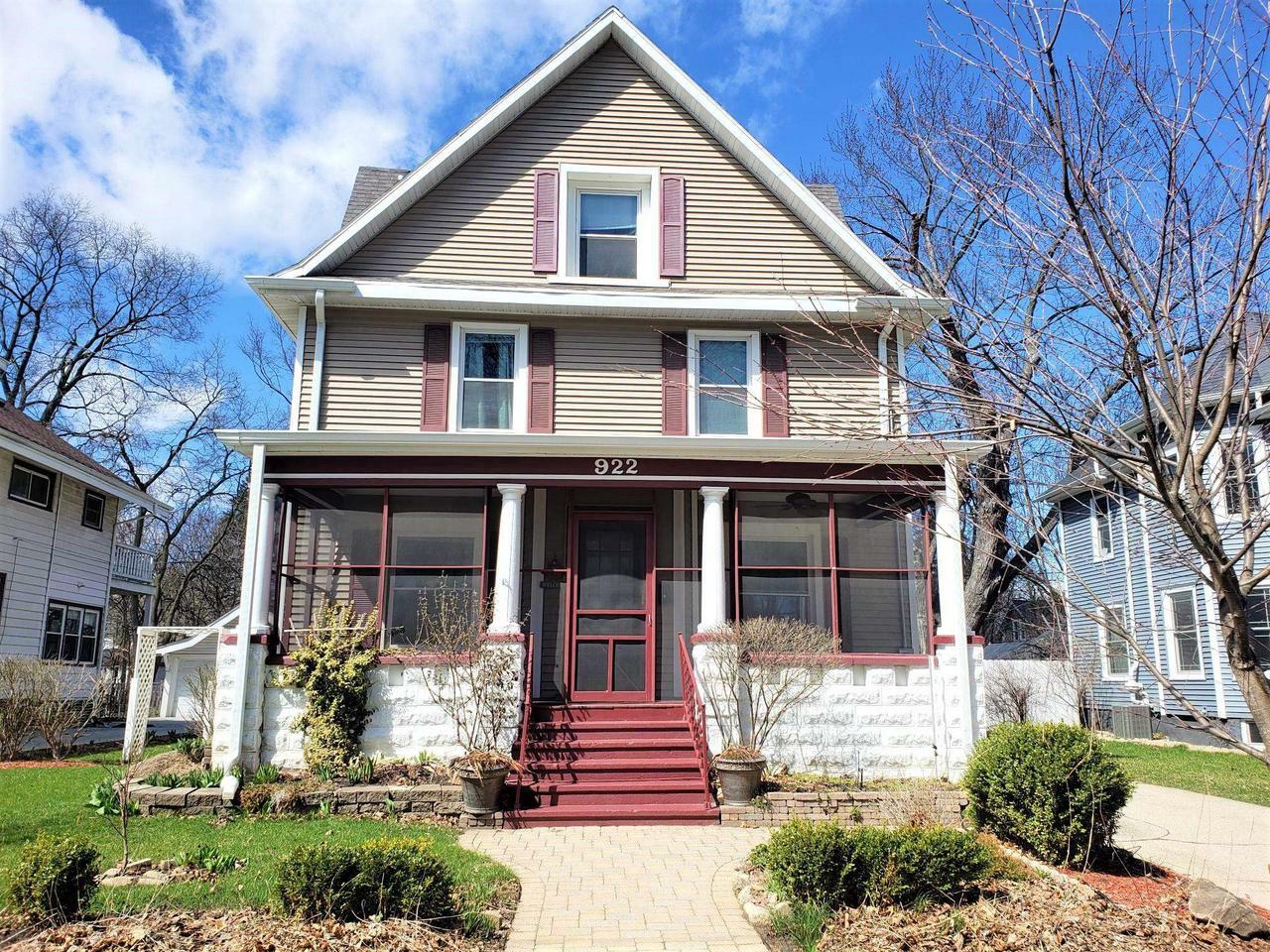 Property Photo:  922 Bluff St  WI 53511 