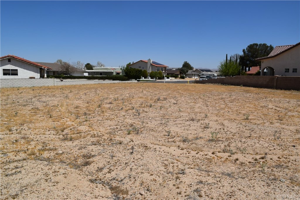 Property Photo:  18601 Catalina Road  CA 92395 