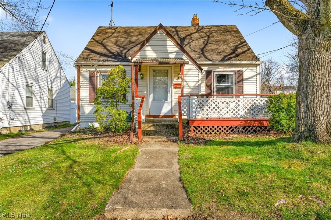 Property Photo: 1315 Edgehill Avenue SE OH 44484