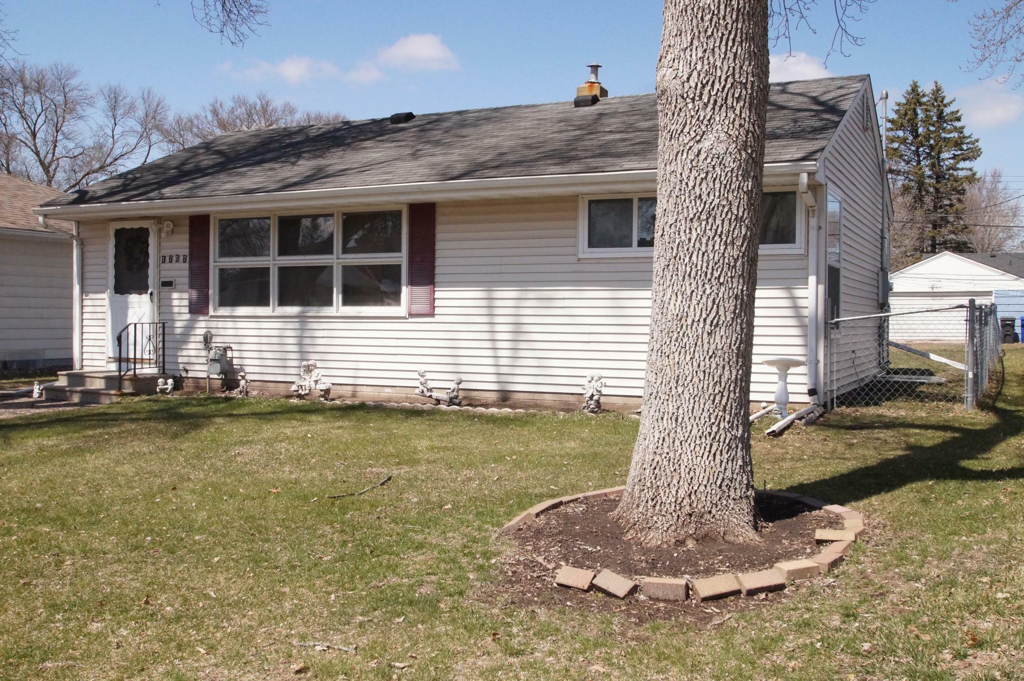 Property Photo:  1707 Cottage Avenue E  MN 55106 