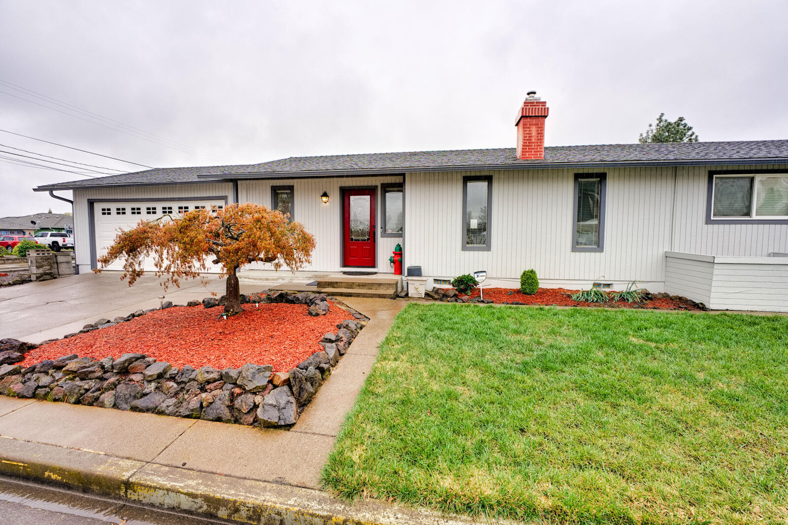 Property Photo:  925 Janes Road  OR 97501 