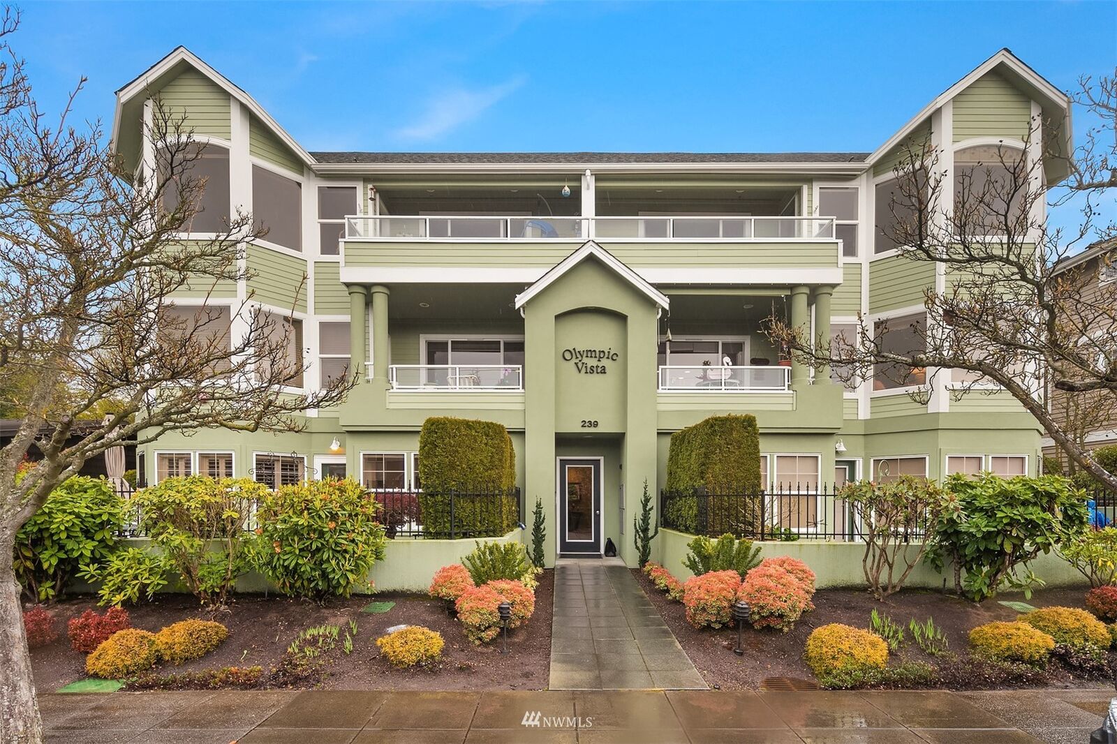 Property Photo:  239 4th Avenue S 102  WA 98020 