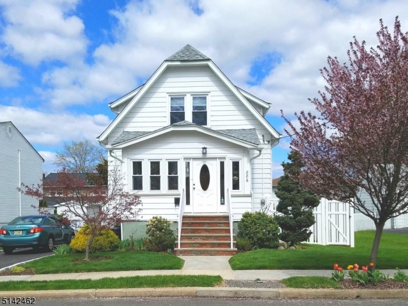 Property Photo:  886 Ray Ave  NJ 07083 