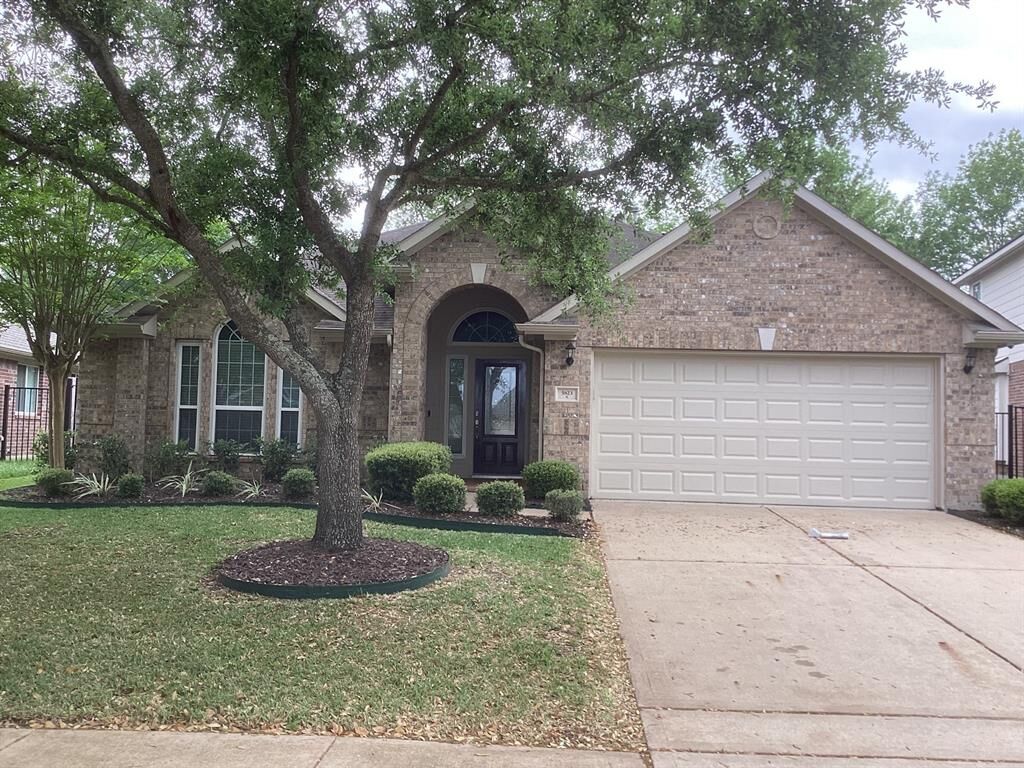 Property Photo: 5823 Horseshoe Falls TX 77459