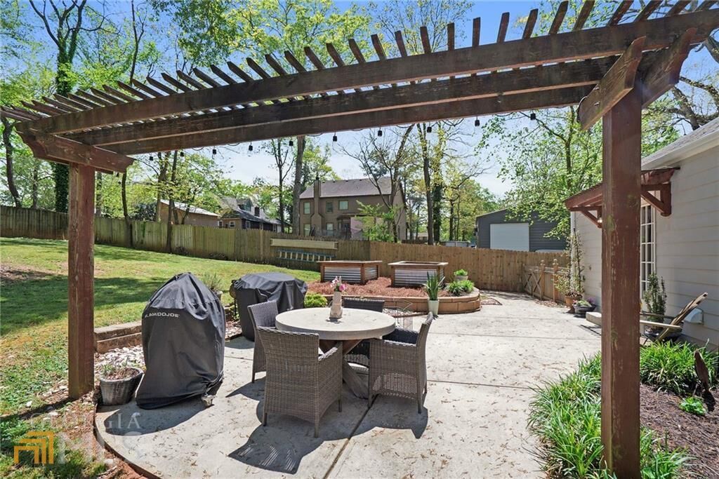 Property Photo:  1668 White Oak Way  GA 30032