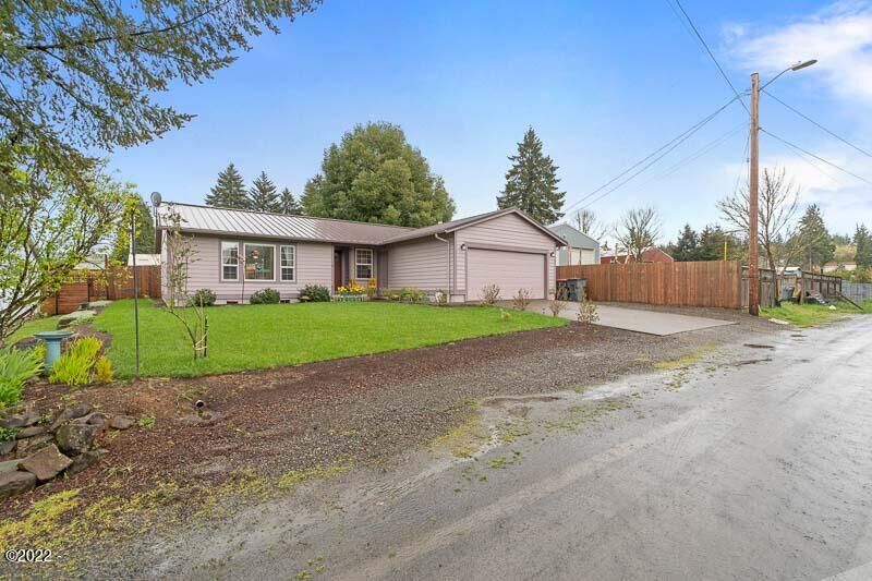 Property Photo: 394 SW Ash Street OR 97396