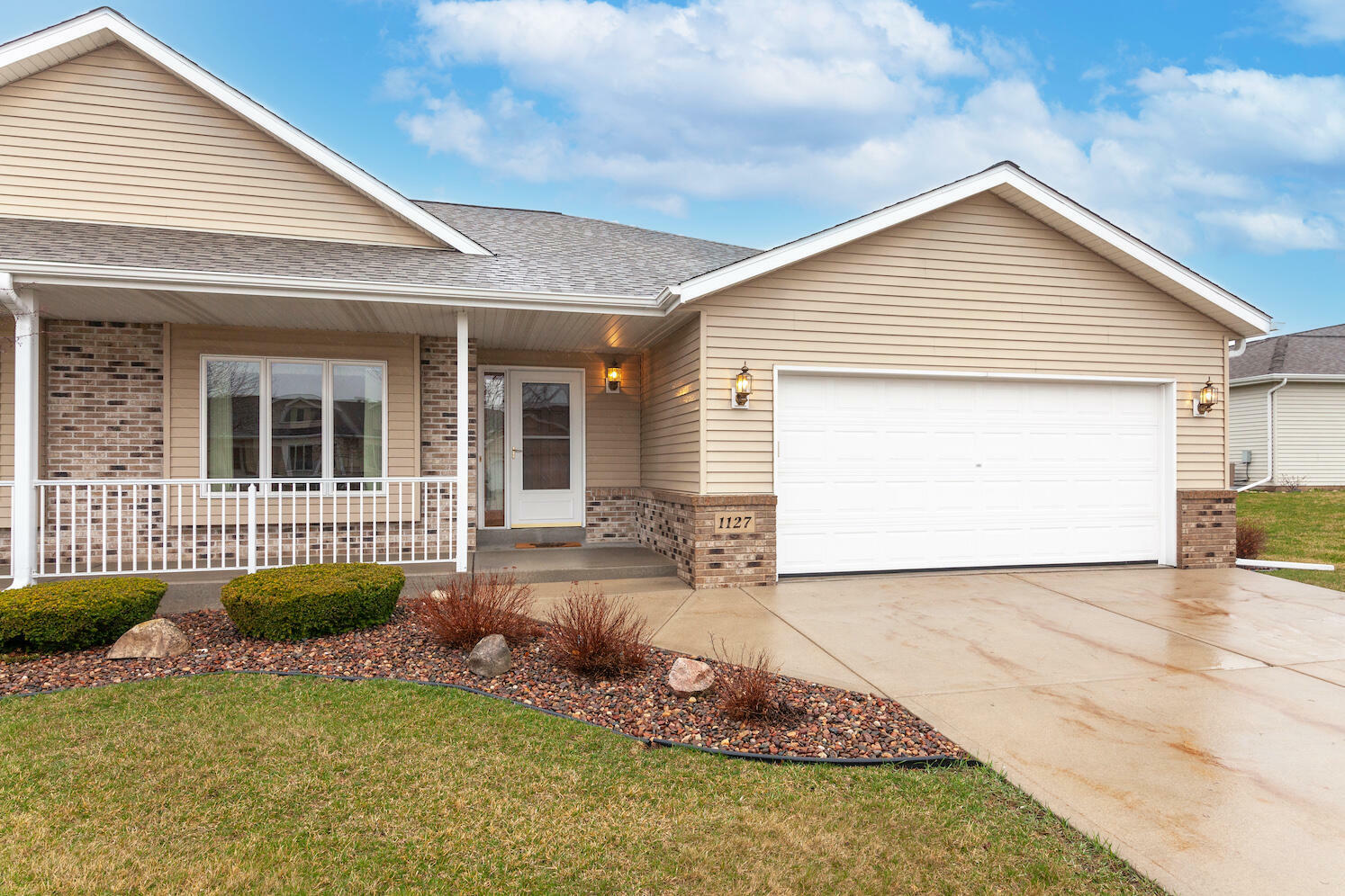 Property Photo:  1127 Marigold Ln  WI 53027 
