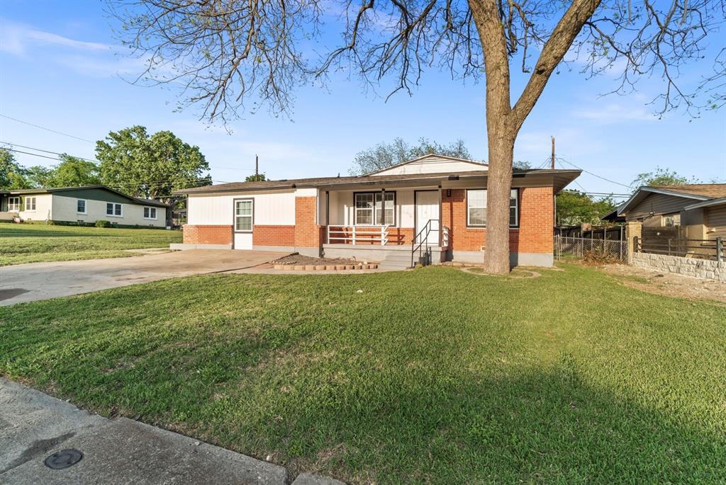 Property Photo: 4004 Vanette Lane TX 75216