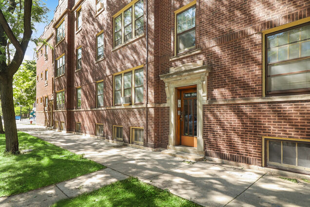 Property Photo:  1622 W Cornelia Avenue 2  IL 60657 